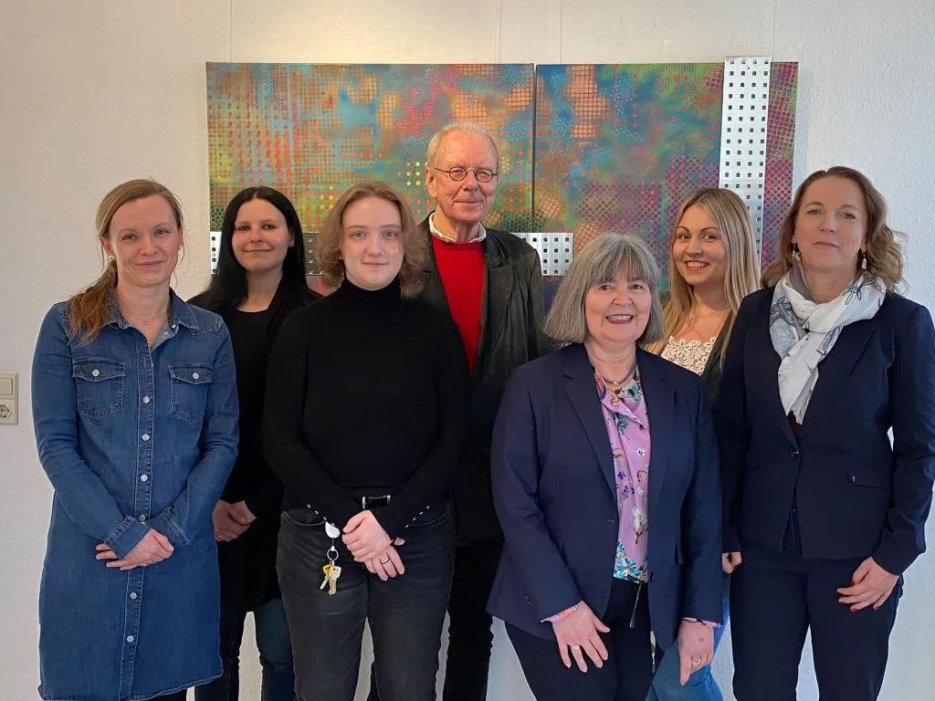 Team der Anwaltskanzlei Dr. Foerster und Partner in Fürth bei einem gemeinsamen Fototermin